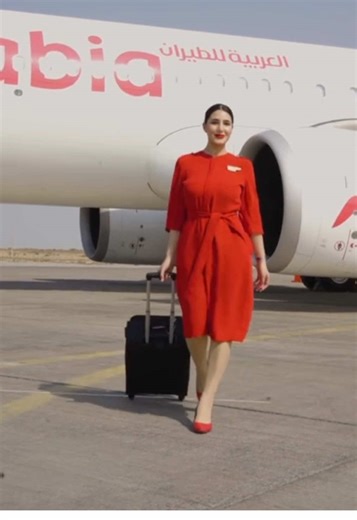 جاءكم الجديد الحصري من عند يوري 💜 حول العربية للطيران ✈️ حسب تجارب المتقدمات في المقابلات السابقة (من الجزائر) فإن شركة العربية للطيران تعتمد معايير مظهر (Grooming) خاصة بالمضيفات غير المحجبات، حيث طُلب من المرشحات ارتداء تنورة قصيرة مع تسريحة شعر على شكل كعكة كلاسيكية أو تسريحة فرنسية خلال المقابلة. المرشحات اللواتي وصلن إلى المراحل النهائية وهنّ مرتديات للحجاب قد تم رفضهن 🧕🏼❌ بينما تم الاستمرار مع غير المحجبات ✅ ثانياً، وبشكل استثنائي، تم إجراء المقابلات للمرشحين من الجزائر 🇩🇿 اونلاين، (م
