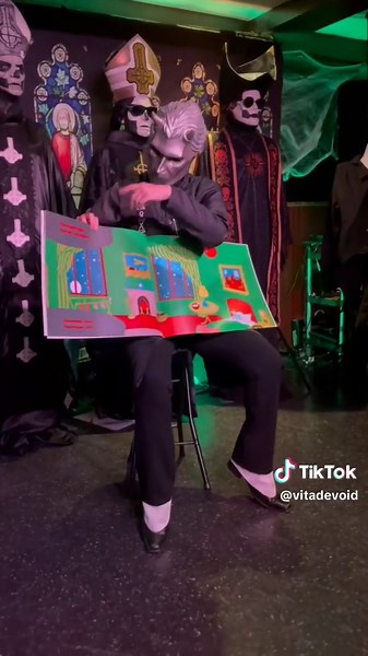 At Ghoul's Ball Phantasm Encore, we had Nameless Ghoul Story Time! Voice: @Mike Stafford Ghoul: @vitadevoid Video: @Ghoul’s Ball & Phantasm Events Ghoul's Ball/Phantasm is a cocktail party by fans for fans of @thebandghost - keep up with us and our upcoming events at www.phantasmevents.com #ghost #namelessghoul #namelessghouls #papaemeritus #cosplay