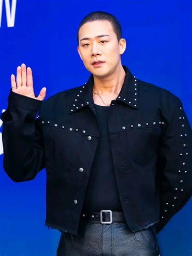 Cha Hyun-seung ha comenzado oficialmente su regreso a la vida pública este 7 de febrero de 2026, tras vencer la leucemia. Su primera aparición importante ha sido en la Seoul Fashion Week 2026, donde asistió al desfile de la marca Adriel Los en el Dongdaemun Design Plaza (DDP). Historias como la de Cha Hyun-seung las que nos recuerdan la resiliencia del espíritu humano. #chahyunseung #kpop #koreannews #KoreanCelebrity #oppa