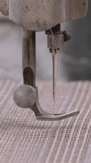 clip-4030760649-vertical-macro-shot-industrial-sewing-machine-needle