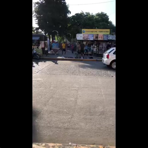 MERLO REAL NOTICIAS on Instagram: "¿En que te convertiste Merlo querido? Fisuras peleándose a plena luz del día🤦"