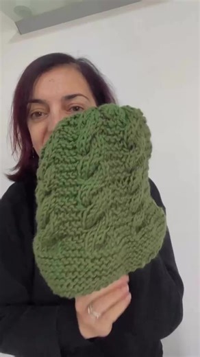 Tutorial cappello con trecce Merino Aran Lavorato con i ferri Andy Handmade https://youtu.be/ZbHateqoA-U Sciarpa con Trecce lavorata con i ferri spiegata passo passo Andy Handmade https://youtu.be/5Q6fyL4s7YE Occorrente per cappello ✅ Ferro n. 6 🧶 Gr 100 (mt 155) Merino Aran n. ‘70 https://andyhandmade.it/product-category/filati/filati-invernali/merino-aran/ taglia cappello 52-56 cm 🛒 Potete ordinare anche attraverso al nostro numero wapp 39 366 188 1934 🚛 Spedizione Gratis da 39,00 approfitt