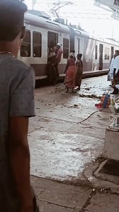2.7M views · 10K reactions | #watch: Mumbai suburban railway. The train halts at the station for an average of 20 to 25 seconds. #mumbailocaltrains #westernrailway #railway #viralvideo2022 #viral2022 #virals | MiD DAY | Facebook