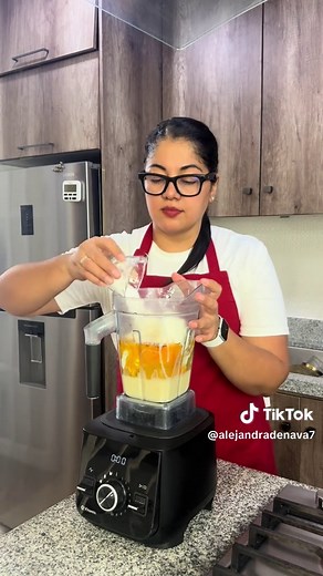 🌽 PASTEL DE QUESO Y ELOTE 🧀 Si te gusta el pastel de elote, tienes que probar esta versión con queso crema: queda suave, húmedo, cremosito y con ese sabor a elote que va perfecto con el dulzor de la leche condensada. Y lo mejor es que la preparación prácticamente se hace toda en la licuadora. 🙌🏻 INGREDIENTES: • 1 lata de leche condensada • 6 huevos • 1 cucharadita de vainilla • 400 g de queso crema a temperatura ambiente • 3 cucharadas de maicena • 1 cucharada de polvo para hornear • 400 g d