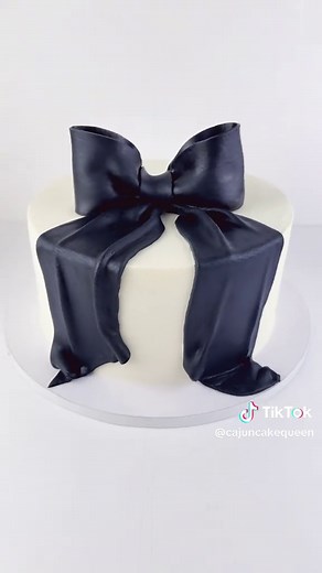 Finished with a bow! #cajuncakequeen #bowcake#