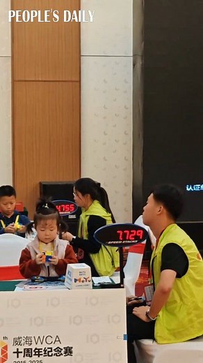 3.1K views · 143 reactions | ¡Tan linda como un cubo! Una niña de 4 años brillaba radiante tras resolver un cubo de Rubik en tan solo 14 segundos en una competición en Weihai, provincia de Shandong, al este de China  #chinaimpresionante #ChinaElSalvador #amistadverdadera | Embajada China SV | Facebook