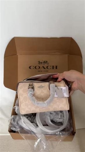 挑战测评100只包包之蔻驰波士顿豆沙色！#蔻驰波士顿18 #包包推荐 #枕头包 #蔻驰包包 #小包分享