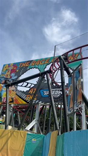 64K views · 447 reactions | It’s another beautiful day and we’re at Official LEGOLAND Windsor ☀️ Minifigure Speedway is a fantastic set of boomerang coasters, with both tracks offering a fun ride experience. We also love the HUGE Roxy Minifigure! | Theme Park Worldwide | Facebook