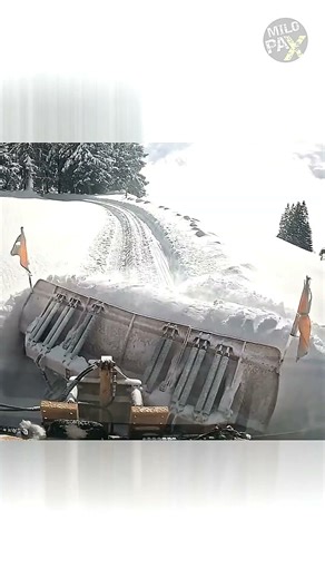 How Dangerous Is It to Keep Mountain Roads Open in Extreme Snow? ❄️🚜