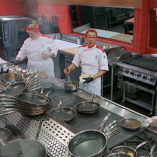 Will the VIP table ever get their food? 😰 Stream last night's #HellsKitchen now on Hulu! | Food Club FOX