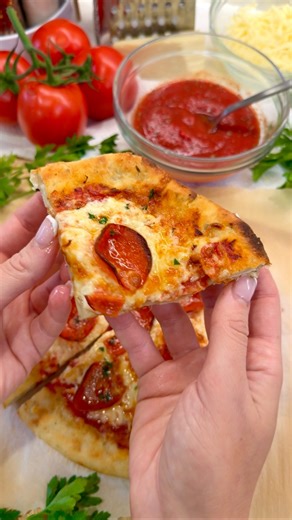 🍕STUFFED CRUST PEPPERONI PIZZA ↓ This is really a pizza for one. Don’t lie to yourself. (It’s healthy too — so you don’t even have to feel guilty! 🤭) Comment “love pizza” or “cookbook” and I’ll send my cookbook with 180 easy, high protein recipes straight to you‼️ In the past, I was obsessed with food, especially sweets and fast food… like pizza! Now, I’ve lost MORE than 15 pounds and ended my cycle of binge eating by making recipes like this that cut the calories and additives while maximizin
