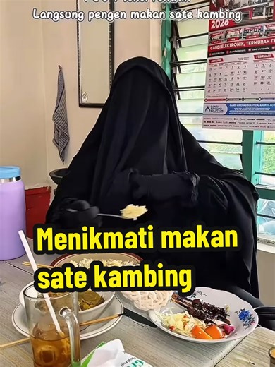 Menikmati makan sate kambing . . . #fyp #viral #mukena #kerudung #arab