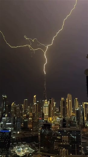 ദുബായ് ഇങ്ങനെ മഴയിൽ കാണുന്നത് ആദ്യമായിരിക്കും 😳 #rain #thunderstorm #trending #viral #shorts