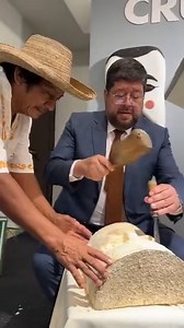 Me enseñaron cómo hacer una máscara típica de la #Chiquitania. La madera es súper suave, parece chocolate. Muchos #emprendedores son artesanos que se mantienen y dan trabajo con su talento. El #emprendimiento también es #cultura. Un ejemplo de #soluciones para #Bolivia. | Samuel Doria Medina