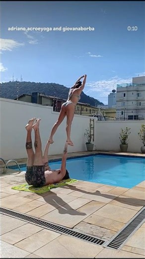 Como você entra na piscina? #acro #acroyoga #acrobatics