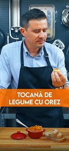 🥘🍅 Tocană de legume cu orez Această rețetă tradițională, pregătită cu legume proaspete și aromate, aduce aminte de mesele simple și gustoase de acasă. Ideală pentru zilele de post, dar și ca garnitură lângă fripturi sau mâncăruri cu carne. Ingrediente 🫑 1 kg ardei kapia 🫑 1 kg ardei gras galben 🫑 10 gogoșari copți (opțional) 🥕 1,5 kg morcovi 🧅 2 kg ceapă 🍚 300 g orez (spălat și înmuiat în apă călduță) 🍅 450 ml suc de roșii 🥫 2 linguri pastă de tomate 🛢 500 ml ulei floarea-soarelui ⚫ ½