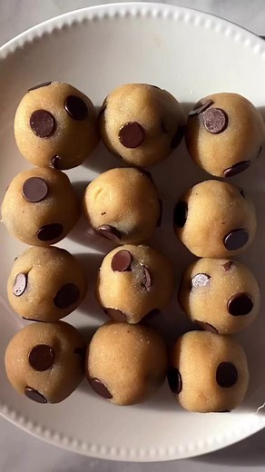 🍪5-Minute Chocolate Chip Cookie Dough Bites🍪 No baking required!! These healthy cookie dough bites, brought to you by @itskitskitchen are DELICIOUS💛 This recipe is super simple only using 5 ingredients! The perfect bite-sized treat that's rich and tasty! 😋 INGREDIENTS: 1 cup packed (150g) blanched almond flour 2 Tbsp full fat coconut milk, cold 2 Tbsp maple syrup (Lakanto maple-flavored syrup for keto) 1 ½ tsp vanilla extract 2 pinches sea salt 1/4 cup (50g) dairy-free chocolate chips INSTRU