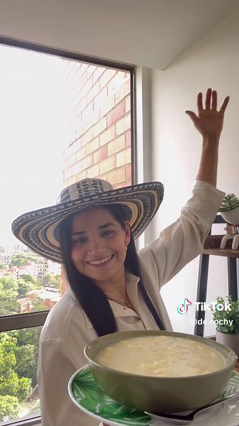 #Mote de queso : Junto a @royalprestigecolombiaoficial vamos hacer estas sopas deliciosas, típica de la sabana costeña colombiana . Ingredientes: 3 libras de ñame ( para mote de queso el más recomendado es el ñame espino , pero si no lo encuentras el ñame criollo también es una opción ) 3 cebollas rojas 6 dientes de ajo 2 cucharadas de aceite de oliva Sal al gusto 1/2 taza de suero costeño Queso costeño , la cantidad que desees. Preparación : Poner a cocinar el ñame en agua y hasta que esté bien