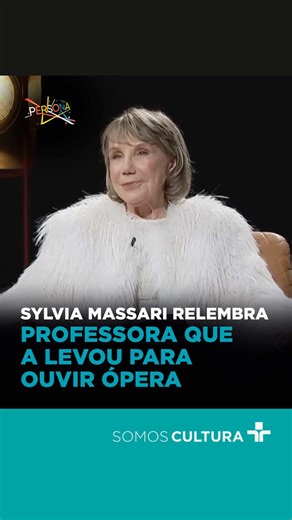 No Persona da última sexta-feira (17), a atriz e cantora Sylvia Massari relembrou sua trajetória musical, contando como uma professora percebeu seu talento vocal e a levou para o Conservatório Carlos Gomes, em Ribeirão Preto, ainda aos 11 anos. Massari revelou que, apesar de ter potencial para a carreira lírica e até receber uma bolsa de estudos, decidiu seguir a música popular. 📺 O programa vai ao ar às 22h, todas as sextas, com reapresentação aos domingos, às 21h. #SomosCultura #TVCultura #Pe