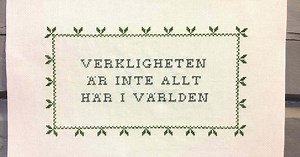 Kirjo oma Strömsö-sitaattisi ristipistoin