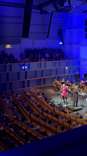 Muisto loppuunmyydystä konsertista Pori Sinfoniettan kanssa. Muistatko heti lonkalta mistä elokuvasta tämä klassikko on?🥰✨ | Diandra