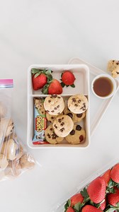 I freeze WHAT for school lunches?! These pancake muffin bites are one of our favorite freezer-friendly lunch hacks. They’re quick, customizable, and thaw perfectly by lunchtime—no ice pack needed! Here’s how to make them: INGREDIENTS: • 3 overripe bananas • 3 eggs • 3 cups Kodiak Cakes pancake mix • 1½ cups milk • Optional toppings: mini chocolate chips, oats, blueberries, cinnamon sugar, chopped nuts • For serving: maple syrup DIRECTIONS: 1. Preheat oven to 350°F and grease a mini muffin pan. 2