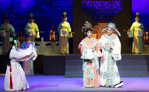 【中國國家京劇院一團 First Troupe of the China National Peking Opera Company】 睽違六年，中國國家京劇院一團即將一連三晚與香港戲迷再度相會。這次演出由京劇大師于魁智和李勝素帶領多位頭牌名角，呈獻五齣經典名劇和折子戲。劇目包括京劇版《帝女花》、《將相和》(選段) 、《宇宙鋒》(選段)、《女起解》和《失街亭．空城計．斬馬謖》。 是次表演集結了傳統經典及近年力作，猶如滿桌珍饈，定教戲迷大快朵頤。 After six years, the First Troupe of the China National Peking Opera Company makes its long-awaited return to the Hong Kong Arts Festival, showcasing the fine art of Peking opera over three nights in masterpieces performed by a stellar cast including two of China’s most famo