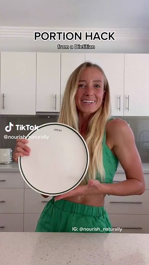 PORTION HACK 🥙 SAVE THIS POST TAG YOUR FRIENDS 🤎 Do you struggle with portions at dinner time? Try this simple portion hack guide ☺️👇🏼 1️⃣Start by serving yourself 1/2 a plate of colourful veggies 2️⃣Add 1/4 plate protein - about the size of your palm 🐠 3️⃣ Add 1/4 plate fibre-filled carbs - about the size of your clenched fist 🍝 4️⃣ Finish with 1-2 tablespoons of healthy fats (my dinner already had healthy fats but showing the olive oil dressing for visuals) 🫶🏼Important note: This is a 
