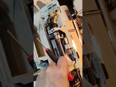Troubleshooting on a Singer Futura II 920 Sewing Machine ‪@sewwhatseamstress9076‬