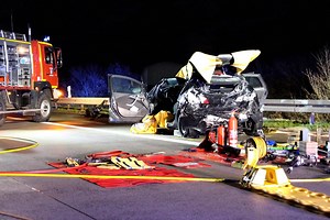 A38 in Thüringen: Schlimmer Lkw-Crash! Fahrer in Autowrack eingeklemmt