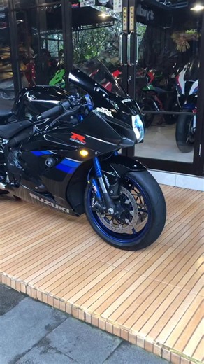 Yudha Garage Motosport on Instagram: "FS: Superbike Suzuki GSX-1000R, 1000cc, vin 2020, orig paint black on blue, siap gass.. . . Modifikasi : Exhaust model Termignoni titanium 3/4 original Accasato lever clutch Frame slider GB racing engine slider Lightech rearset/ foot step racing Evotech Radiator guard Spool arm cnc One push starter Showa BFF front suspension Showa BFF lite rear shock Brembo front caliper ABS Quick shift up / down Tft instrument panel Launch control Traction control Single se