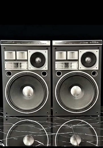 ¡Pioneer CS-903 – Clásicos Vintage con Presencia y Potencia! Disponibles los imponentes Pioneer CS-903, parlantes de gran formato con ese sonido contundente y cálido que marcó época en el audio japonés. 🎶 Sonido lleno, dinámico y con carácter Graves profundos y con pegada, medios claros y agudos brillantes que llenan la sala con energía y presencia. Ideales para rock, salsa, baladas y vinilos clásicos. 🔊 Diseño multi-vía de alto rendimiento 🔊 Excelente sensibilidad 🔊 Gabinete robusto en made