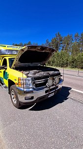 Ambulanser kan gå sönder – men hjälpen stannar aldrig av! Precis som alla fordon kan ambulanser drabbas av skador och tekniska fel. När det händer rycker en annan ambulans in – och vi har reservambulanser redo att tas i drift. Så snart besättningen tagit sig till reservbilen loggar vi på och är snabbt i tjänst igen. #ambulanssjukvård #beredskap #alltidredo | Ambulansen Örnsköldsvik