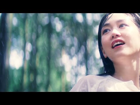 桐谷美玲、全身雨にぬれ笑顔に 夕焼けの中幸せそうな表情も 「LITS」新CM「潤いのLITS」編