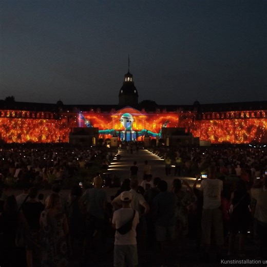 ✨ Wissenschaft als leuchtendes Kunstwerk ✨ Mit einer spektakulären Lichtprojektion am Karlsruher Schloss wurden gestern, am 14. August die Schlosslichtspiele 2025 eröffnet. Unter dem Motto „The Shining Lights of Science“ – passend zum 200-jährigen Jubiläum des KIT – gab es die Premiere des Filmbeitrags Science for Impact. Die spanische Künstlergruppe Los Romeras verwandelte die 170 Meter lange Schlossfassade in ein bewegtes Kunstwerk: Wasserfälle aus Fenstern, DNA-Stränge aus Blasen, Züge, die a