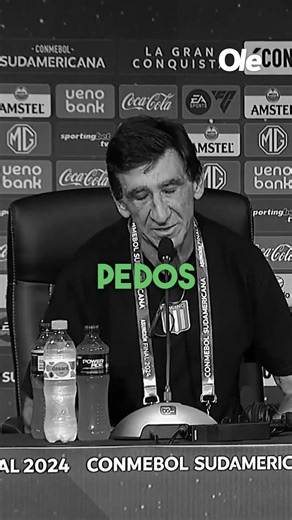 GUSTAVO COSTAS: "MIS HIJOS ME CAG** A PEDOS TODO EL DÍA..." 🩵⚪ Ante la pregunta de Olé, el entrenador de Racing contó cómo vive la previa de la final junto a su familia. "Me dicen que me quede tranquilo. Nunca pensé vivirlo con ellos", manifestó desde Asunción 🇵🇾 🎥 @nicolasmontala - enviado especial Olé 🇵🇾 | Diario Olé