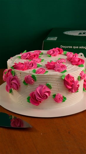 Tati Doces on Instagram: "As Tortas Florais da Tati Doces são verdadeiras obras de arte em forma de sobremesa. 🌸 Com cores delicadas, sabores irresistíveis e designs que encantam à primeira vista, elas estão disponíveis nos tamanhos P e M, a partir de R$160,00 e podem ser totalmente personalizadas por você. 💚 Escolha a decoração, a massa e o recheio para criar uma torta única, do jeitinho que o seu momento merece. Perfeitas para celebrar datas especiais ou transformar qualquer encontro em algo