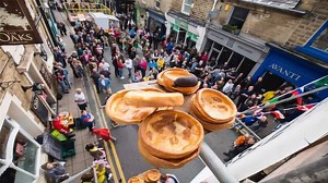 世界上最奇葩的比赛，比赛扔黑布丁，做鬼脸大赛！