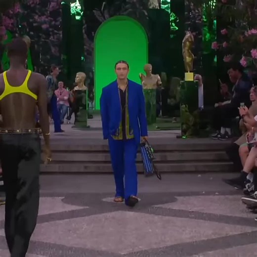 anwar hadid desfilando para versace spring summer 2023 #anwarhadid #anwarhadidedit #fyp #gigihadid #giforce #fypage #foryoupage #editviral #versace #model