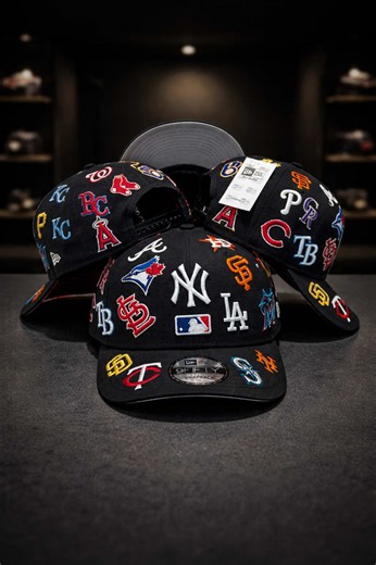 MLB All‑Teams Patch Logos All‑Over 9FORTY 🌍 Todos en una sola. No es solo gorra, es una muestra de poder. Bordados con los logos de las 30 franquicias MLB en coronas y visera, esta 9FORTY A‑Frame es la definición de estilo global. 🧵 Bordado completo en 3D de todos los equipos, cargado de actitud urbana. 🎯 Estructura “high-profile” en 5 paneles con visera curva: un fit cómodo y súper adaptable. 🔄 Snapback ajustable para que tanto vos como tu flow se sientan en control. 📦 Stock limitado. 📩 P