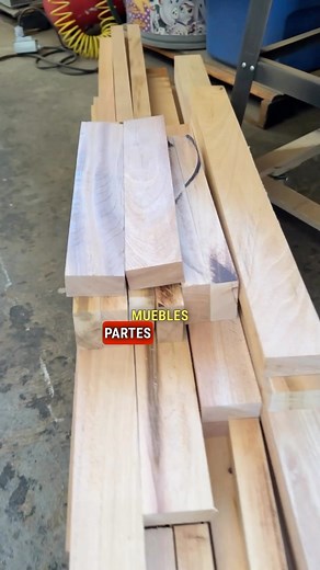 La madera de Caoba es una de las maderas más usadas en todo el mundo, sus características la hacen una madera muy versátil, por la trabajabilidad en varios sectores, principalmente en los muebles residenciales, la madera de caoba y sus características mecánicas la hacen perfecta #elcarpientero #maderadecaoba #caoba #carpinteriademadera #lasmaderas #wood #carpenter | El Carpientero