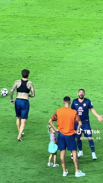 ตอนวิ่งแย่งบอล vs วิ่งเล่นกับหลาน #ปีเตอร์ซูลจ์ #pz44 #buriramunited #ปราสาทสายฟ้า🏰⚡💙 #buriram