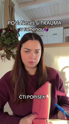 Trauma se neukládá jen v hlavě. Ukládá se v nervovém systému a v těle. 💭🧠 Když dlouhodobě potlačujeme emoce, jedeme „na výkon“, přežíváme stres nebo jsme museli být silní místo cítění, tělo si to pamatuje. Velmi často právě v ramenou, krku a horní části zad. 🔹 ramena = zátěž, odpovědnost, „nesu toho moc“ 🔹 krk = potlačené emoce, nevyřčené věci 🔹 horní záda = dlouhodobý stres a napětí Z pohledu nervového systému je to logické: pokud tělo vnímá dlouhodobé ohrožení, zůstává ve stavu napětí. A 