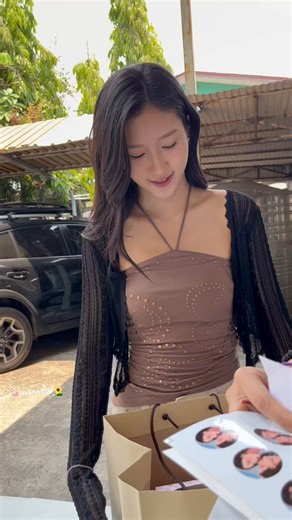 Translation:Faye: Mae Yam must have forgotten about me.Mae Yam: I haven’t forgotten.Voice: Mae Yam comes every day.Mae Yam: I don’t want to be a mom anymore.Voice: Why don’t you want to be a mom anymore?Mae Yam: I want to be something else.Atom: Heh.Faye: Heh. Won't let.(Atom leans on Faye)Faye: There, there… (patting Atom’s shoulder)Atom laughs.Mae Yam says in Northern Thai, "I can’t be a mom anymore."Atom repeats in Northern Thai, "I can’t be a mom anymore."#FayeAtom#BrokenofLoveTheSeries