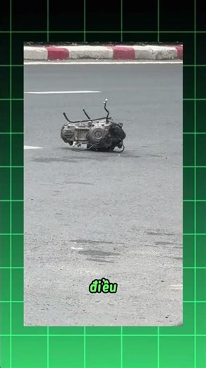 The engine fell in the middle of the road.