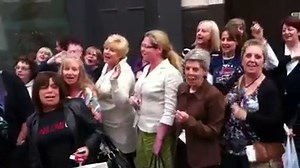 It's a Manilow SING-A-LONG at the 15 MINUTES Album Signing in London! | Barry Manilow
