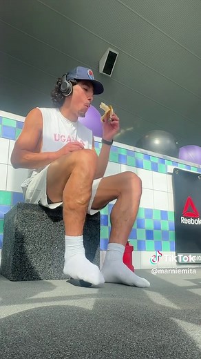 20 minute mobility/stretching routine I’ve been doing 25 minutes of mobility/stretching everyday for my 25th year I’m a long way from where I would like to be but small progress is still progress I usually mix it up depending on which body parts need the most work but these are some of my staple stretches that I do most days A couple goals I have are to be able to do a flat pancake and to be able to do the splits so we workin toward that! My body’s been feeling gangster lately and I’ve always be