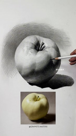 Graphite still life pencil drawing by artist Koysen (Douyin) — a beautifully structured study showcasing expert control of line, tone, and form. The artist builds the apple with precise cross-hatching and layered shading, creating a smooth, realistic surface while maintaining a strong sense of volume and light. Artist: Koysen (Douyin) #graphitedrawing #stilllifeart #pencildrawing #realismart #graphiteart #drawingprocess #fineartstudy #realisticdrawing #artinspiration | Graphite Masters