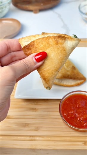 Golden, flakey and delicious! These spinach puffs are so good and easy to make! Details ⬇️ | The Keto Twins