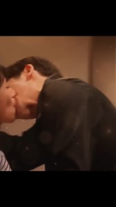 Sneaked a kiss on the wall😍在墙上偷偷亲了一下😍#爱 #恋爱 #Sweet #sweet #cdrama #我们在黑夜中相拥 #方瑾 #任运杰 | 综艺心动社